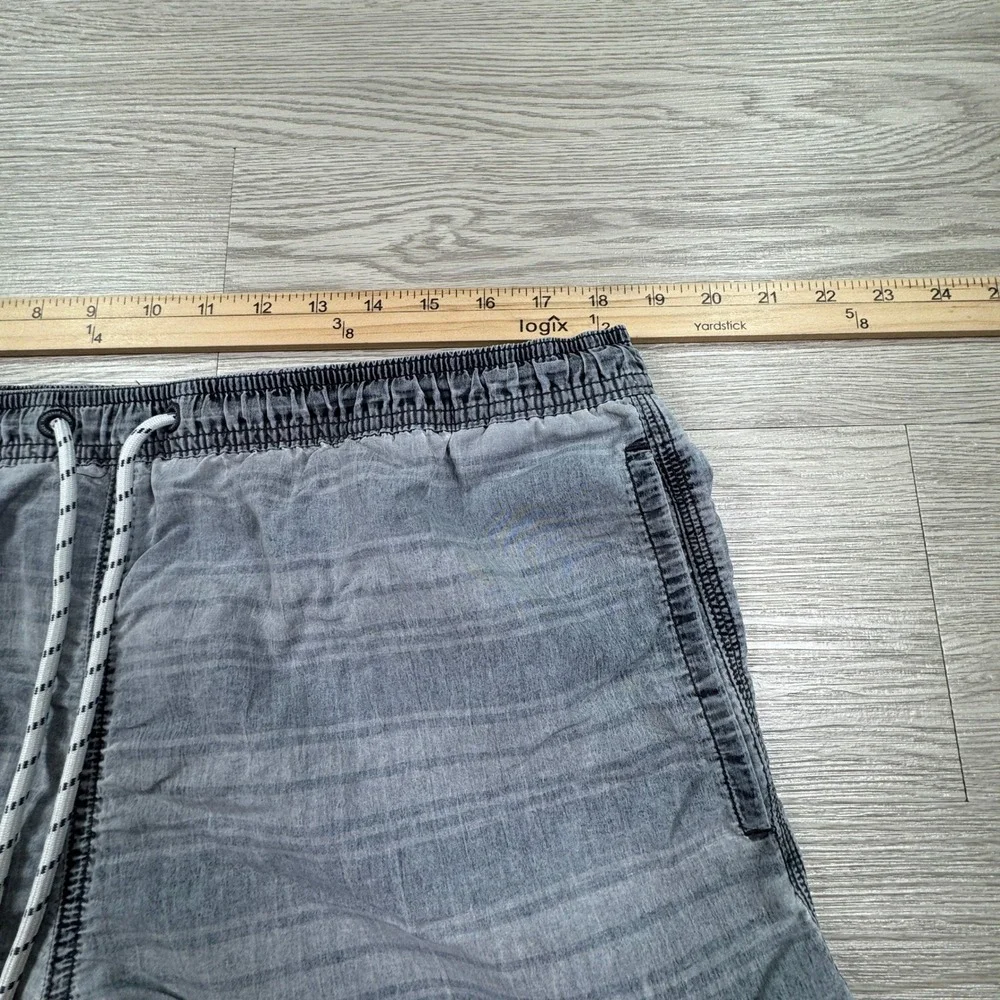 Vineyard Vines Mens Swim Trunks Gray Large Striped Board Shorts‎ Drawstring